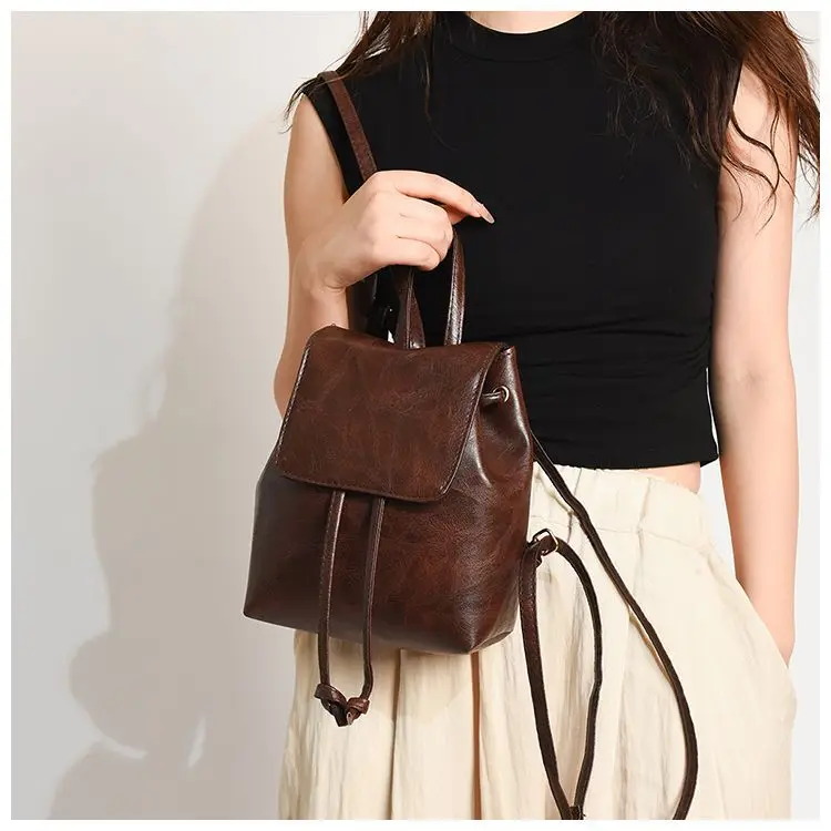 กระเป๋าถือสุภาพสตรีสีทึบวินเทจสาววิทยาลัยกระเป๋าเป้สะพายหลังหนัง Pu ขนาดกะทัดรัดน้ำหนักเบาเชือกกระเป๋าสะพายลำลองสำหรับผู้หญิง