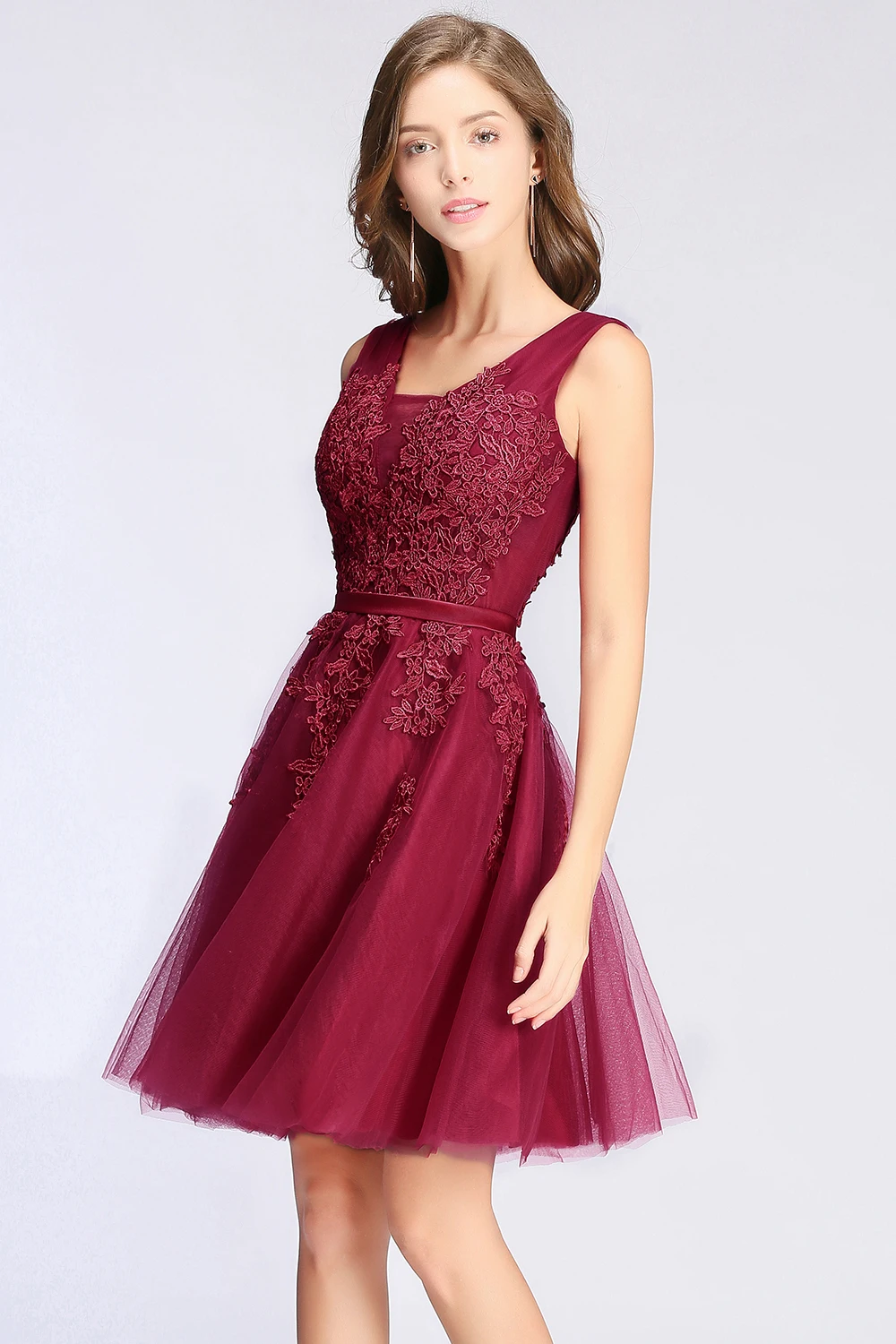 Burgundy Tulle Short Evening Dresses Sexy Women V  Neck Sleeveless Lace Applique A Line Backless Prom Party Gowns Cocktail Dress
