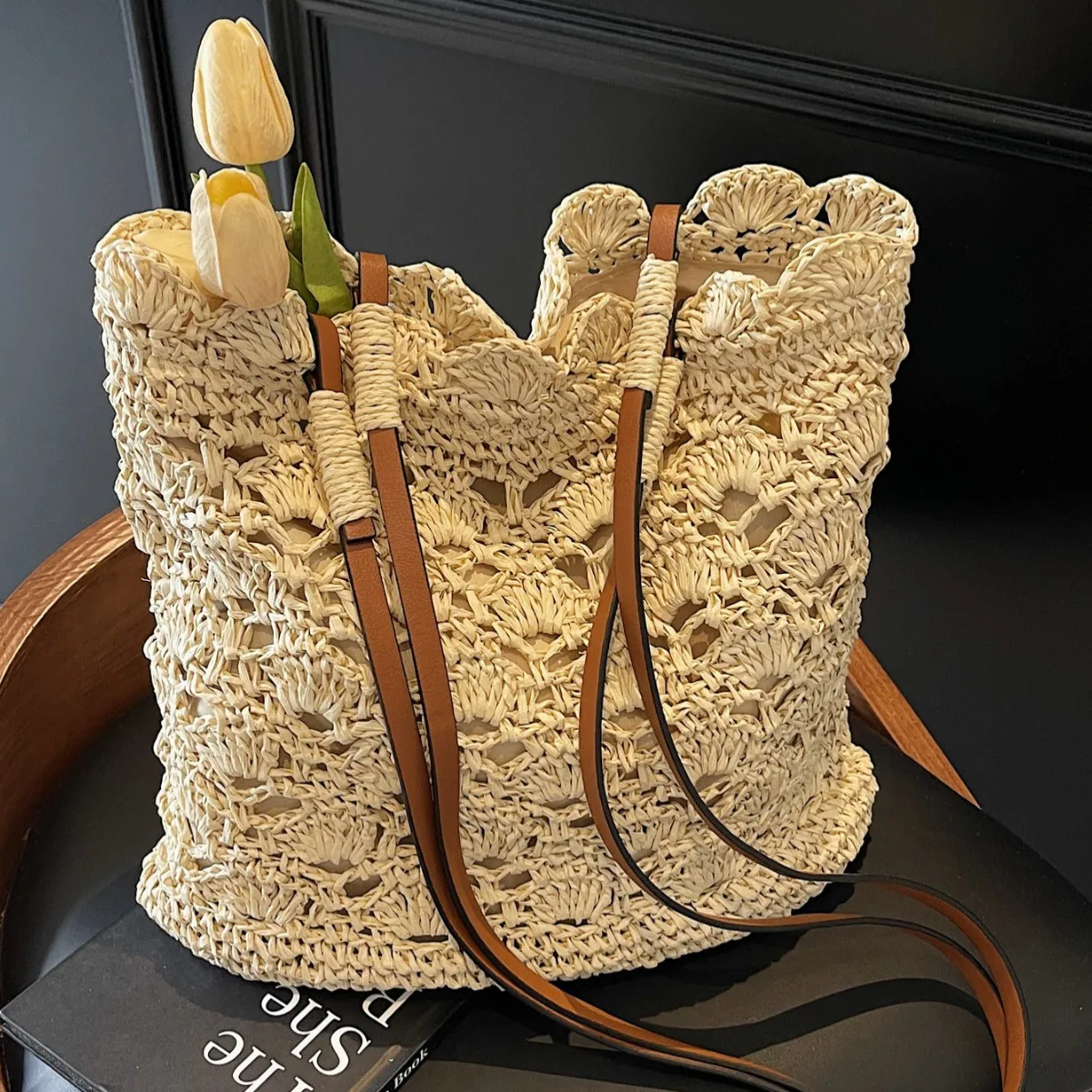 Nuevo Bolso Tipo Cubo de Crochet Estilo Boho con Correas de Cuero, Borde Festoneado, Bolso de Hombro de Paja Tejido a Mano para Vacaciones de Verano en la Playa