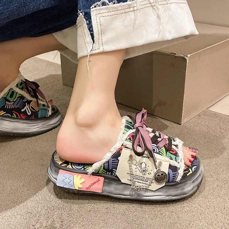 Home Slippers Thick Sole Shoes Slippers Women Fashion Soft 2022 Flat Luxurious Rubber Fabric Graffiti Cross Strap Slipper Women