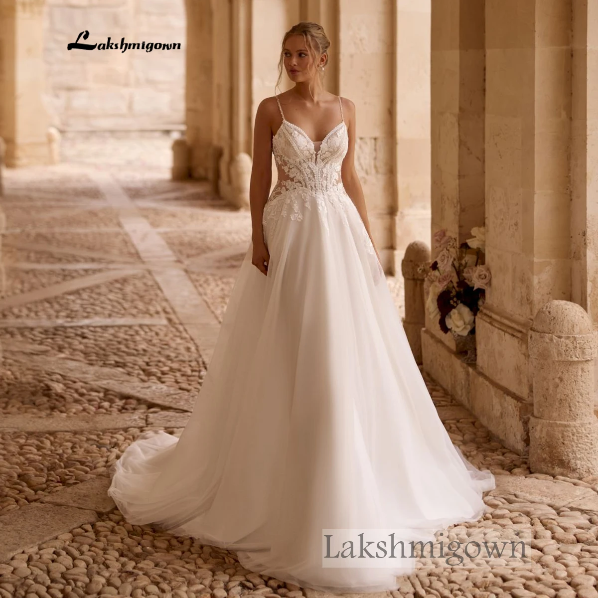 Lakshmigown Boho-Brautkleid mit Spaghettiträgern, V-Ausschnitt, Spitzenapplikationen, tiefem V-Ausschnitt am Rücken, Tüll, A-Linie, Schleppe, nach Maß gefertigt – Detail 5