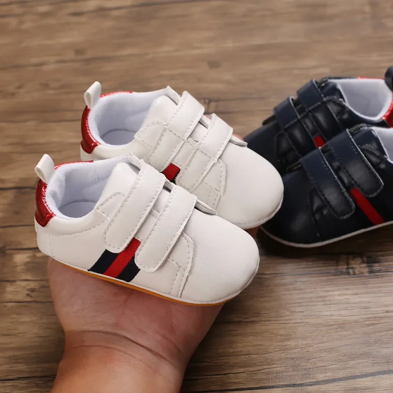 حذاء رياضي كلاسيكي مخطط للأطفال جديد لعام 2025 حذاء رياضي مطاطي مانع للانزلاق بنعل ناعم من جلد البولي يوريثان حذاء للأولاد والبنات لون محظور للأطفال الصغار مشوا لأول مرة