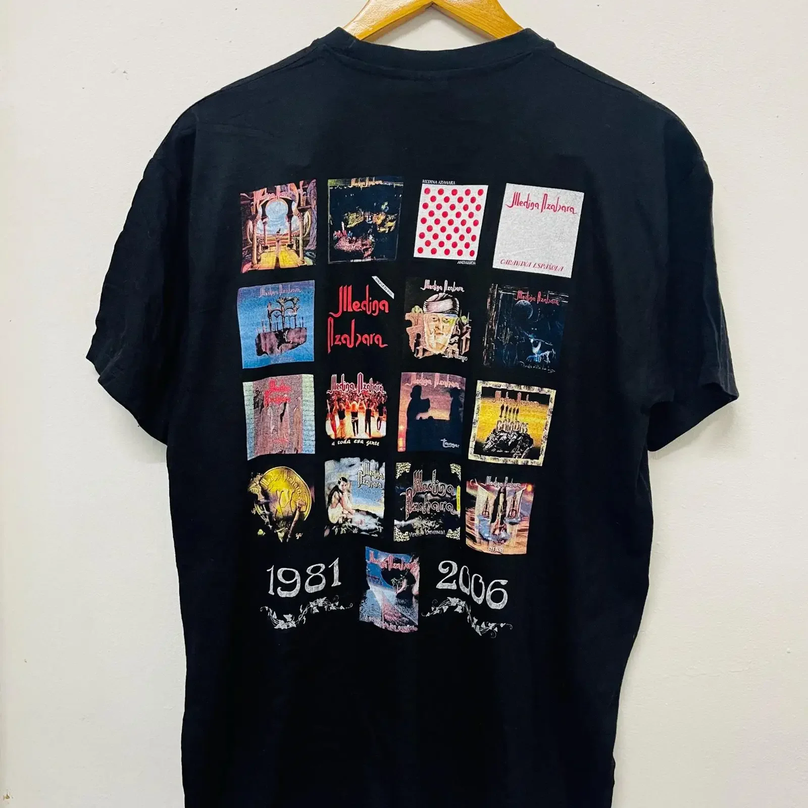 Camiseta Vintage Y2K de la Banda Medina Azahara, Gira de 25 Años, Rock Andaluz, Talla M, España, Ropa de Diseñador con Estampado Lavado Vintage