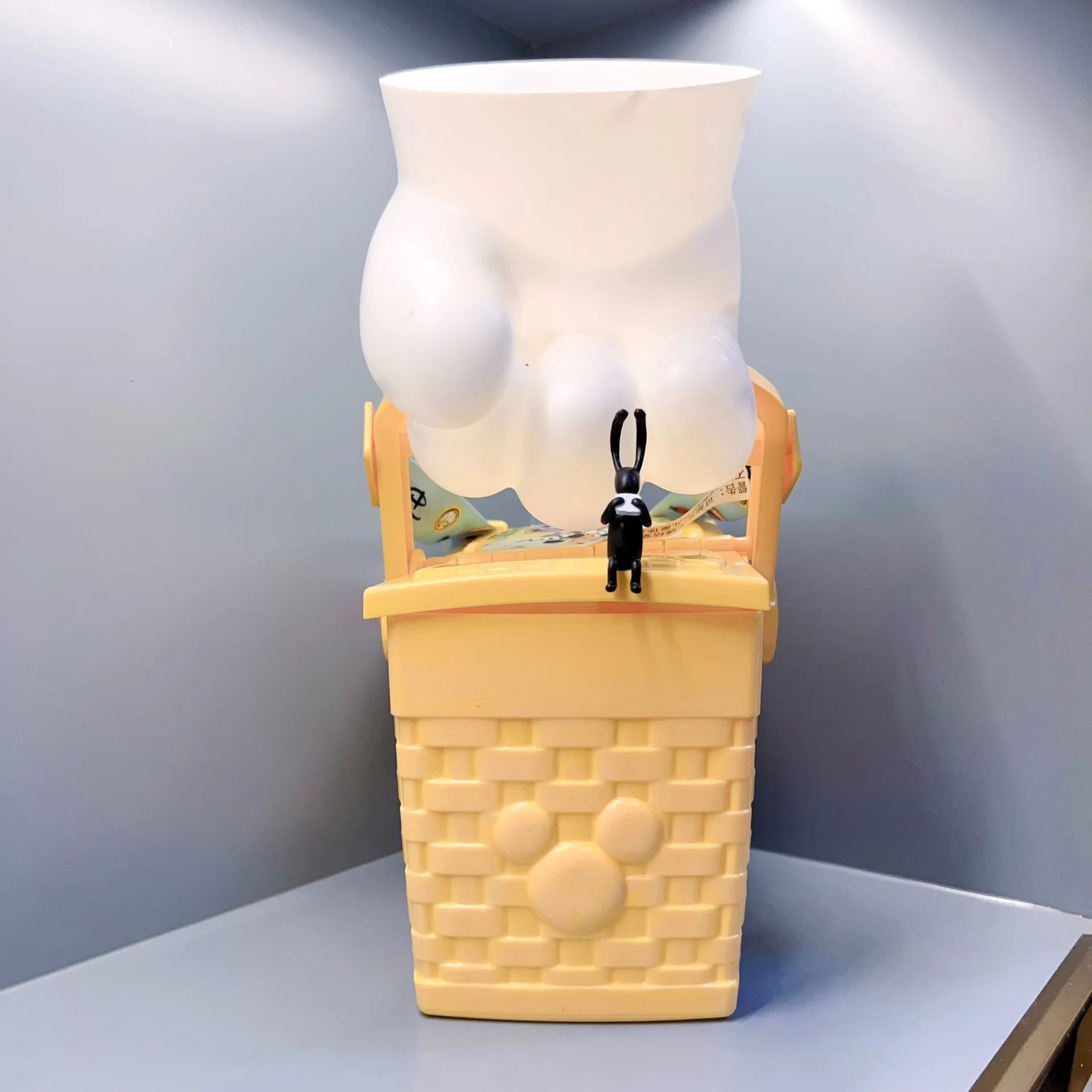 Shanghai Disney: Mickey-Picknickkorb mit Handschuh-Motiv und Popcorn-Eimer zur Aufbewahrung und Präsentation