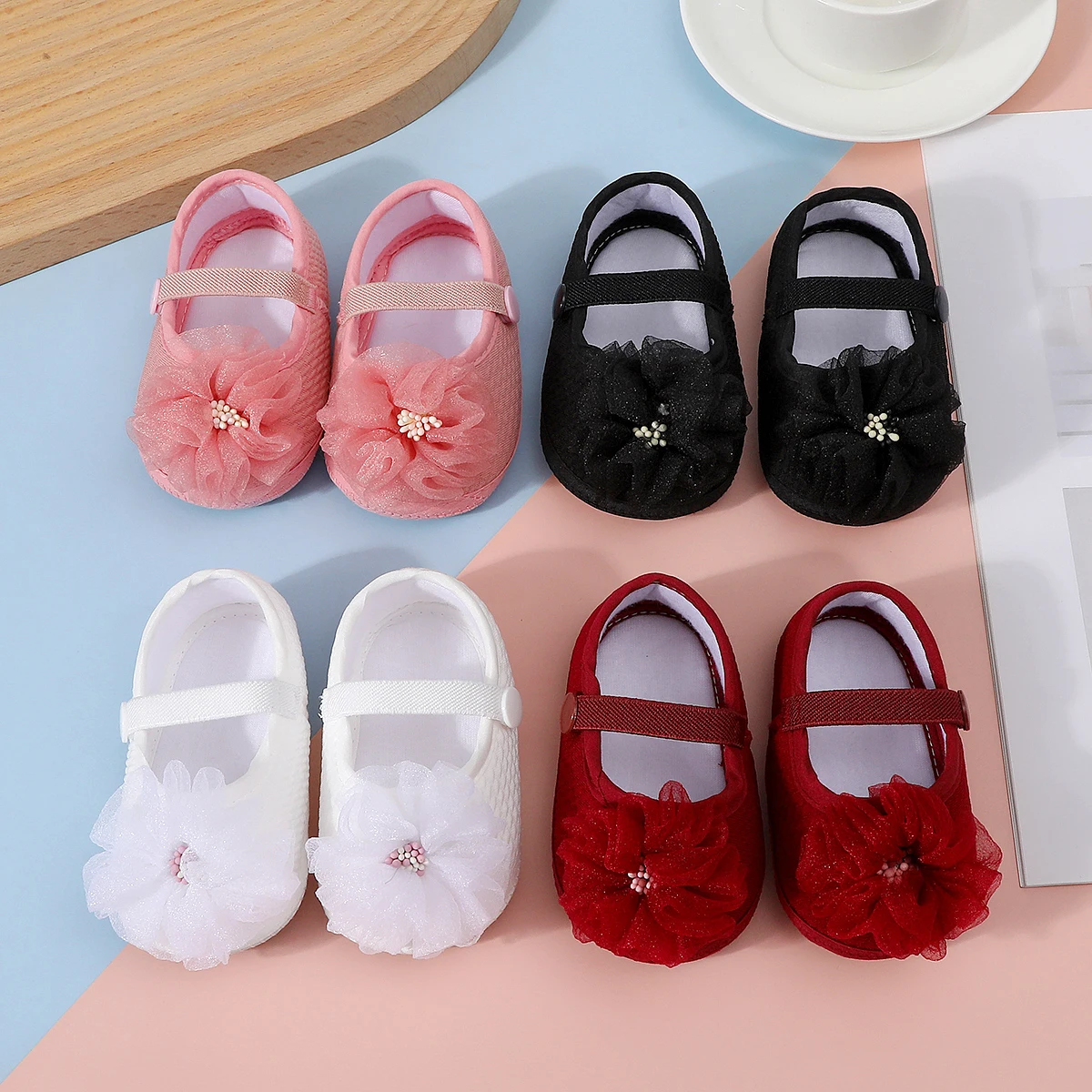

Baby non-slip learning walking shoes, cute flower design, suitable for indoor and outdoor holiday parties and gatherings.