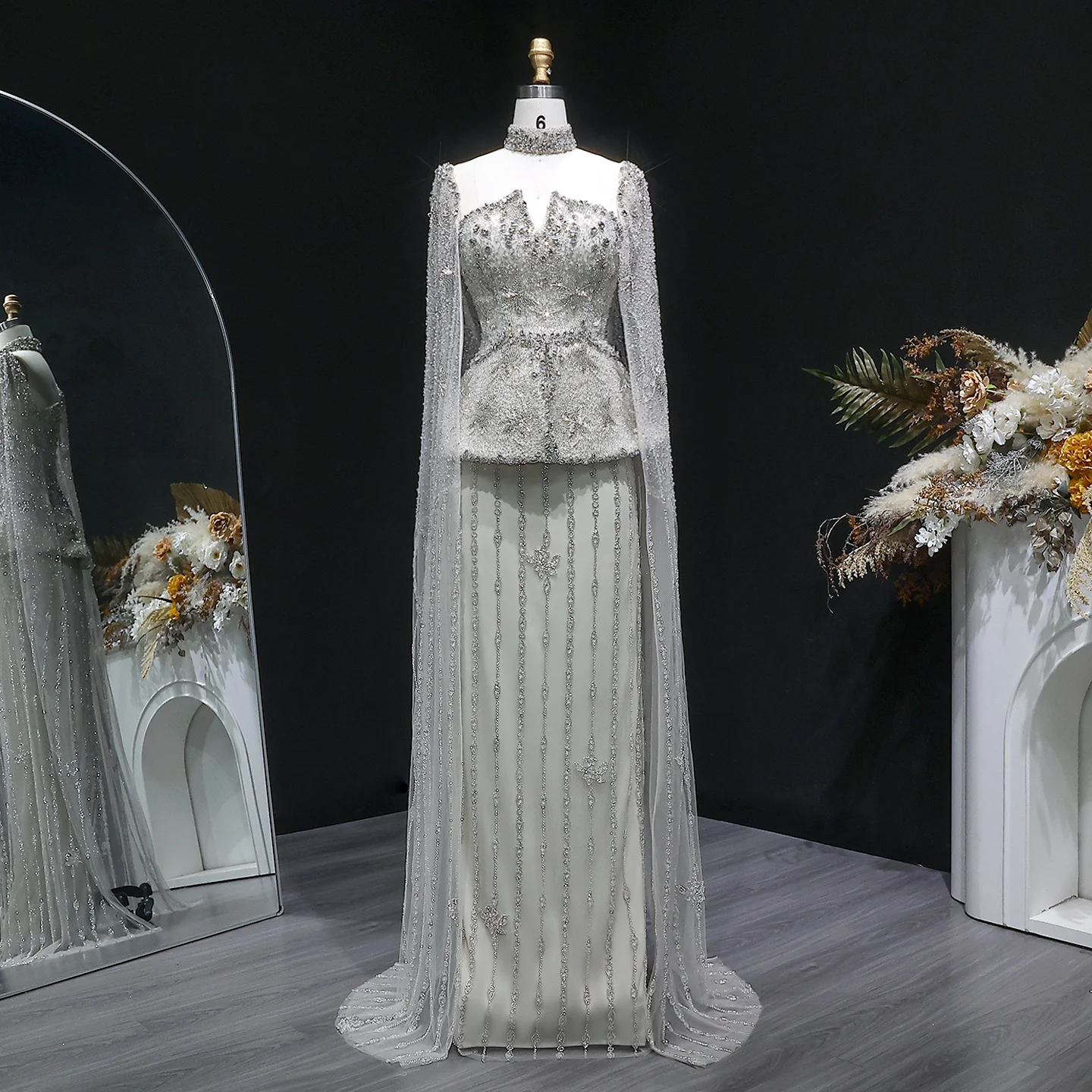 Sharon Said Dubai Luxuriöses Silbernes, Stark Perlenbesticktes Meerjungfrauen-Abendkleid mit Cape-Ärmeln, Arabisches Damen-Formelles Partykleid SS531 Maßanfertigung – Detail 3
