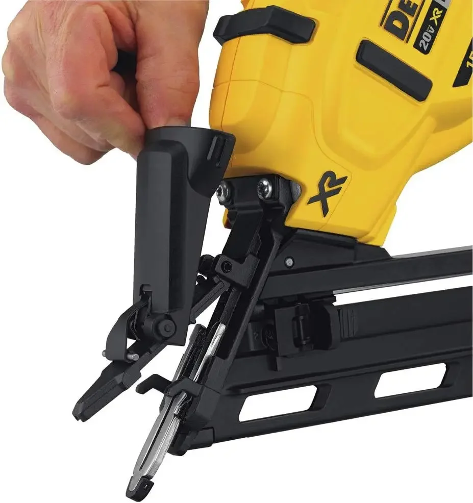 Clavadora de acabamento DEWALT 20V MAX*, angular, 15GA (DCN650B)