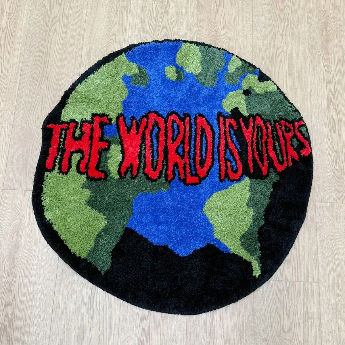 

Globe Fuzzy Tufted Rug – Bold Graphic Plush Carpet, Anti-Slip Statement Decor For Living Room Bedroom, Edgy