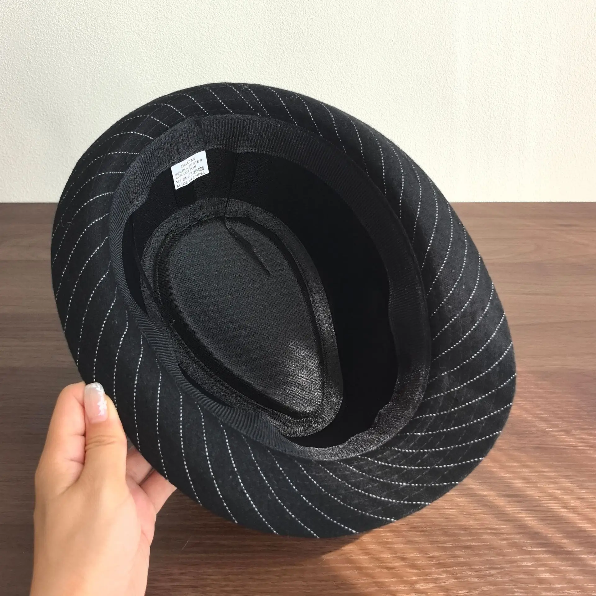 Autumn and Winter Men's Fine Vertical Striped Woolen Hat, Neatly Crafted Black Satin Ribbon Hatband with Delicate Texture, Vintage Short-Brimmed Jazz Hat, Suitable for Anniversaries, Dates, Daily Outings, and Pairing with Coats and Trench Coats
