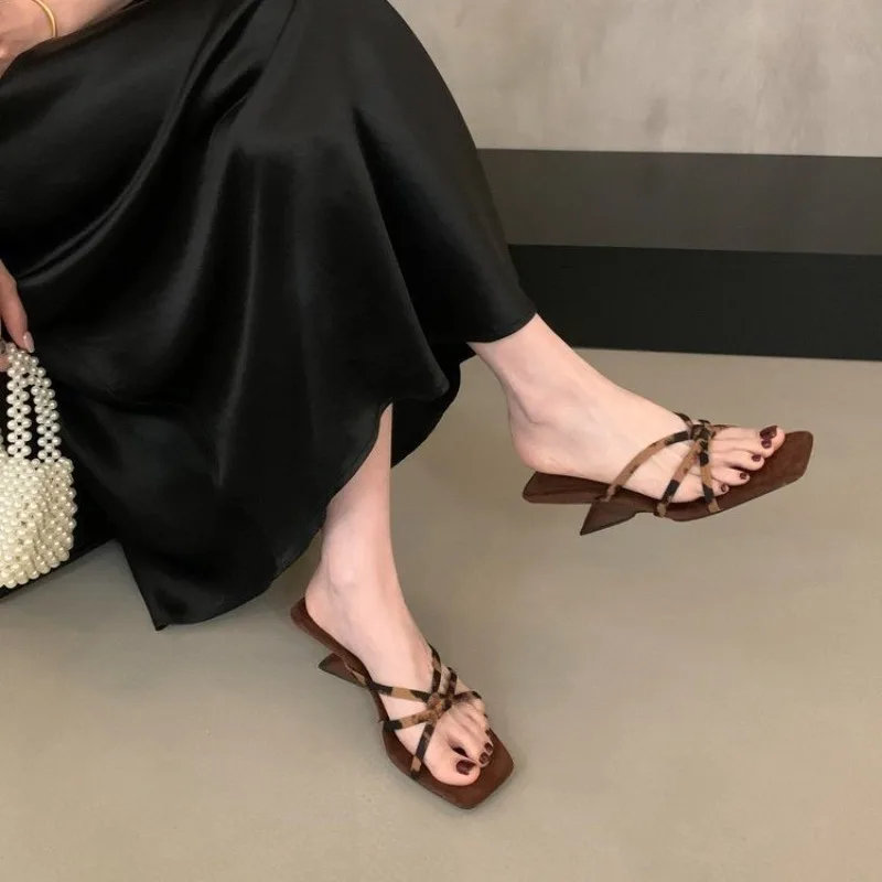 شباشب على الموضة للنساء 35-40 حزام ناعم مفتوح من الأمام بمقدمة مربعة على شكل كعب صنادل أنيقة يومية بفم ضحل أحذية بكعب عالي