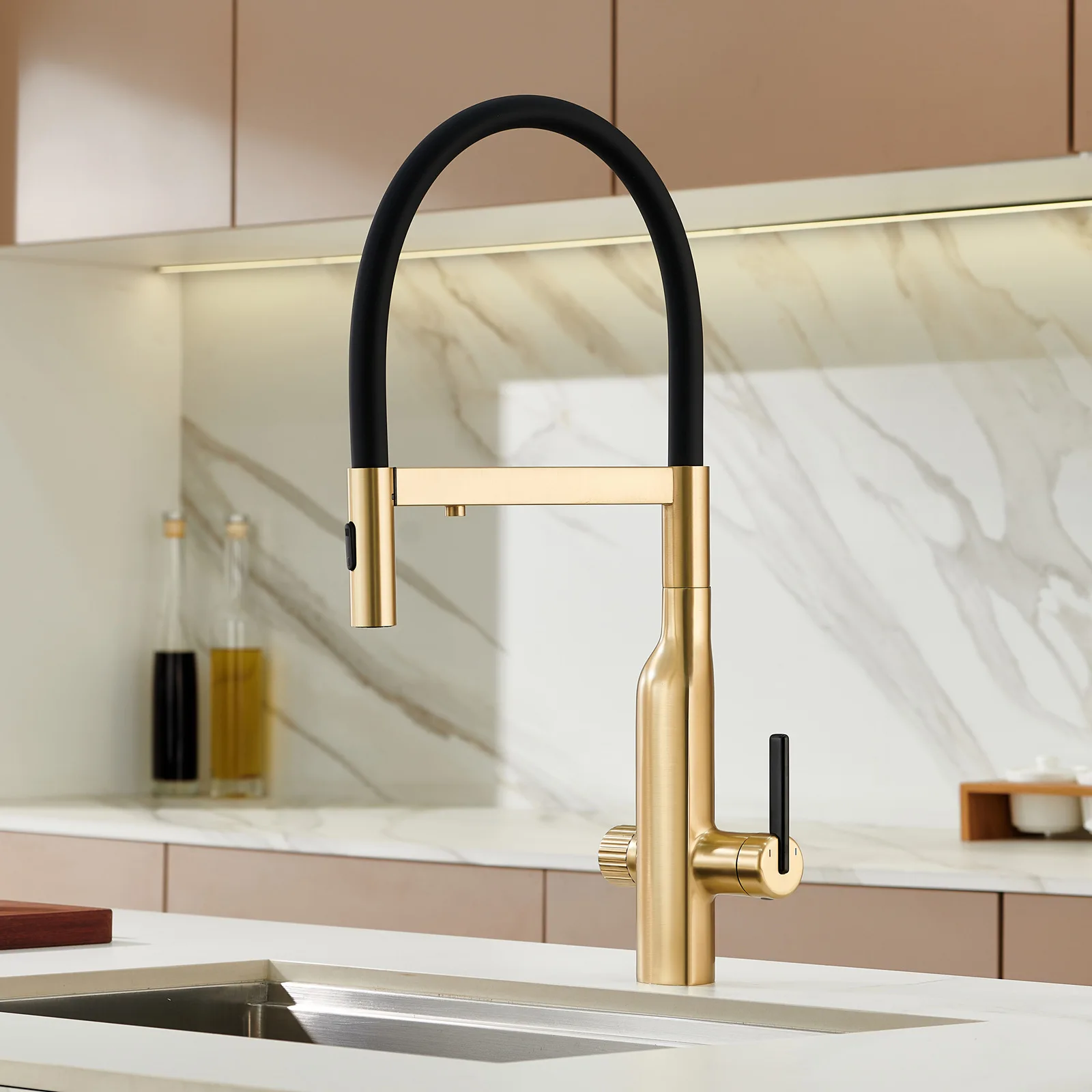 Modern Brass Pull out Kitchen Faucet with Black Silicone Spout Single Handle Stainless Steel Sink Mixer Tap