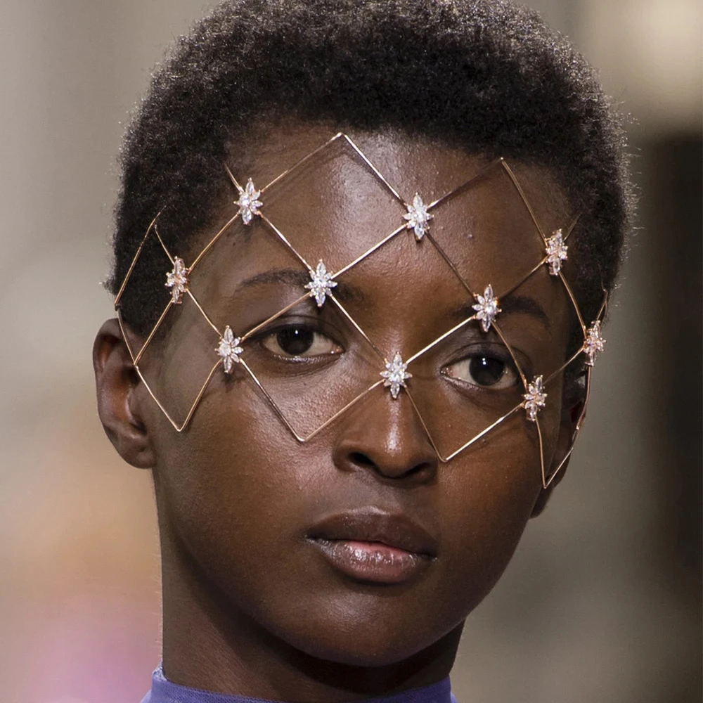 من المألوف تألق شبكة جوفاء حجر الراين زهرة قلادة تويست نمط اليدوية قناع عين نموذج مرن