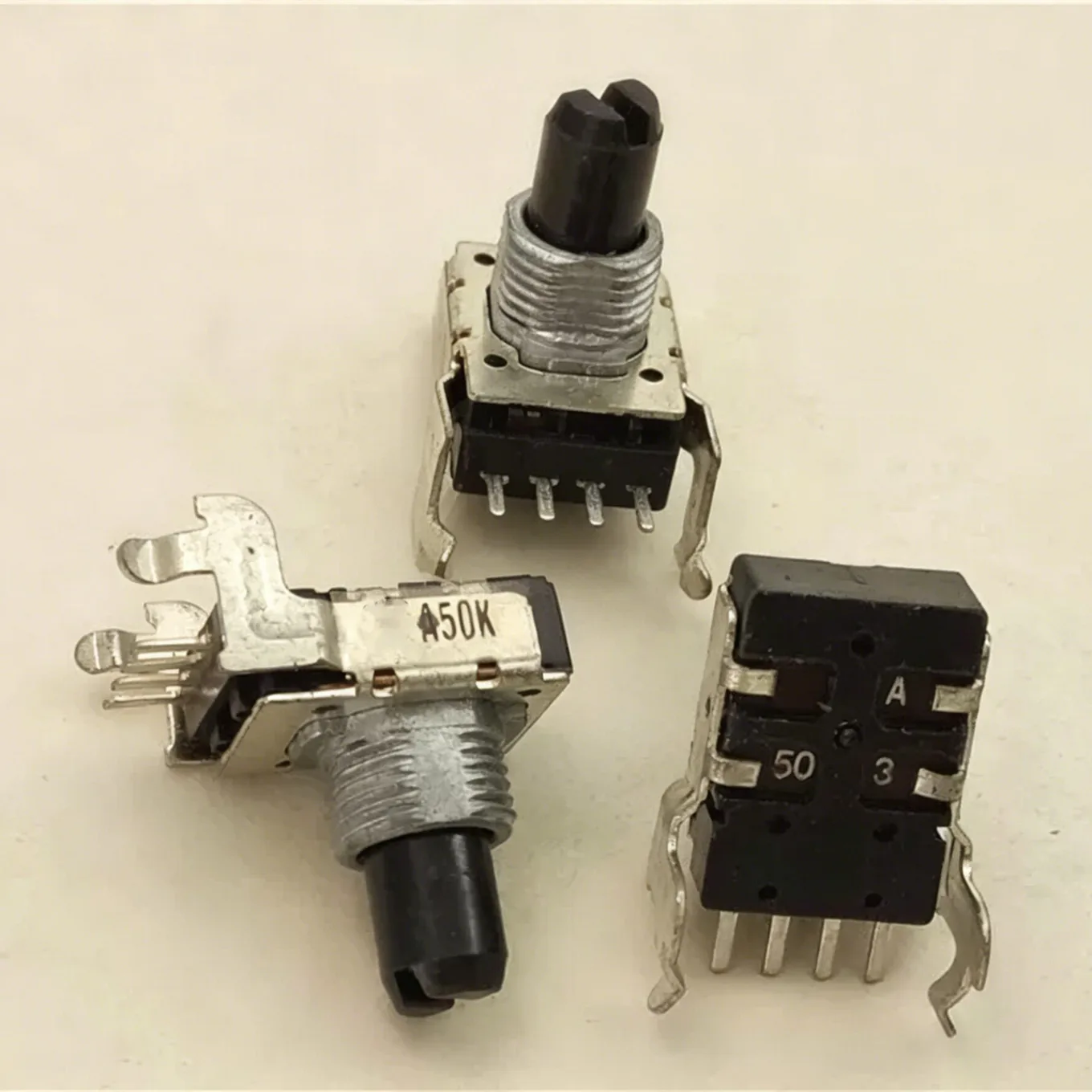 

Original New 100% 142 Type horizontal single potentiometer A50K handle length 13MMF 4pin (SWITCH)