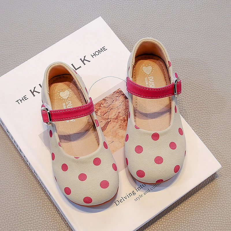 

Танцевальная обувь для девочек в стиле принцессы, новинка лета 2023 года, детская кожаная обувь на мягкой подошве с круглым носком, детские туфли на плоской подошве в горошек, милые