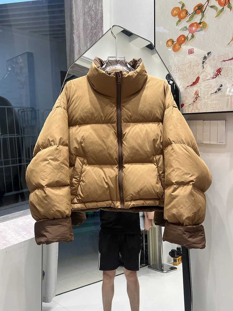 2025 Nuovo piumino corto invernale da donna edizione coreana moda colletto rialzato giacca da pane spessa allentata in colore a contrasto