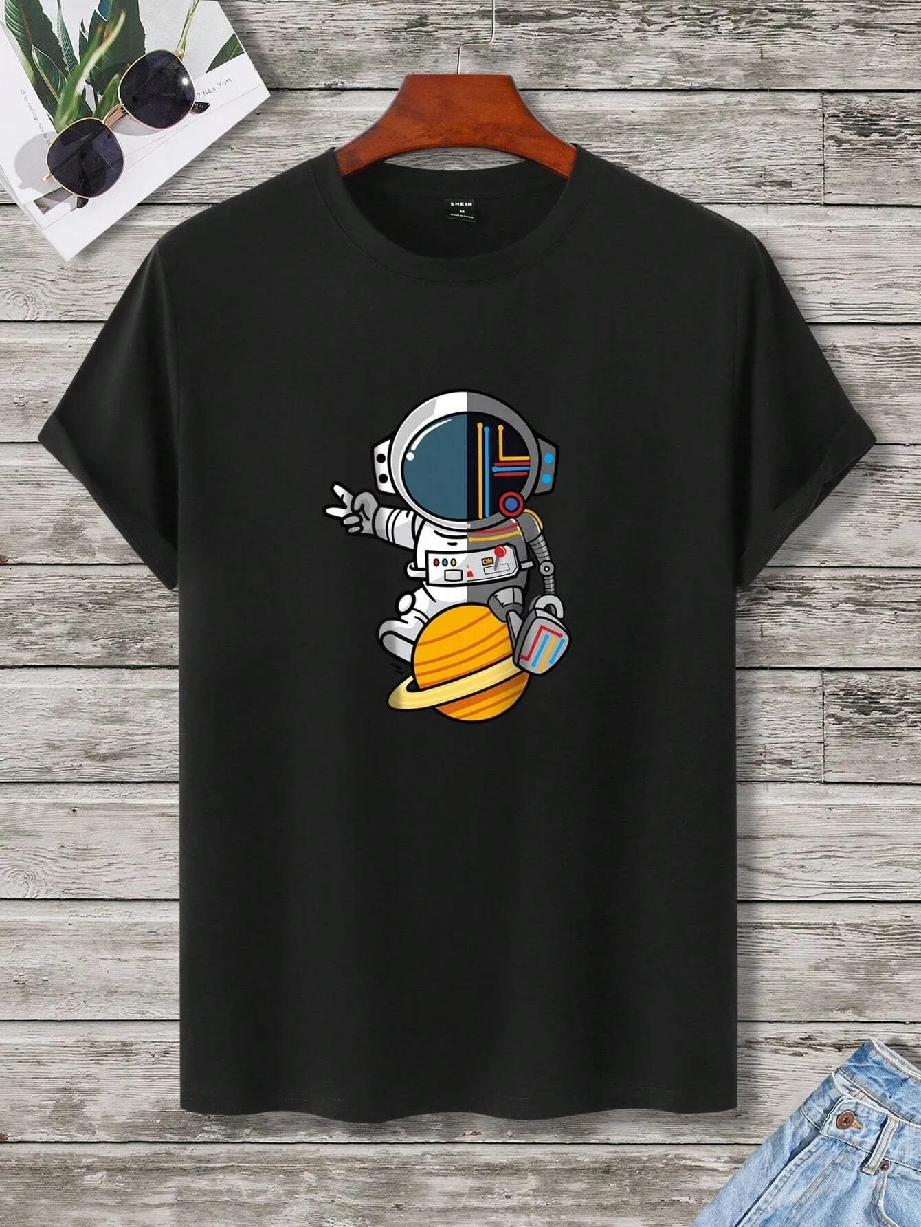 

Astronaut planet pattern printed T-shirt,casual comfortable,sporty style.Men's summer short-sleeved roundneck Tshirt 100% cotton