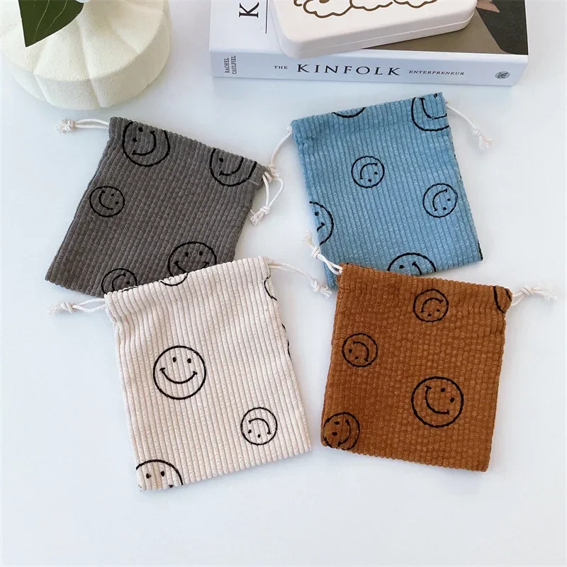 Smiling Face Corduroy Drawstring Bag กระเป๋าแต่งหน้าผู้หญิงกระเป๋าเครื่องสําอางแบบพกพาเหรียญ Draw String กระเป๋ากระเป๋าสําหรับสตรี