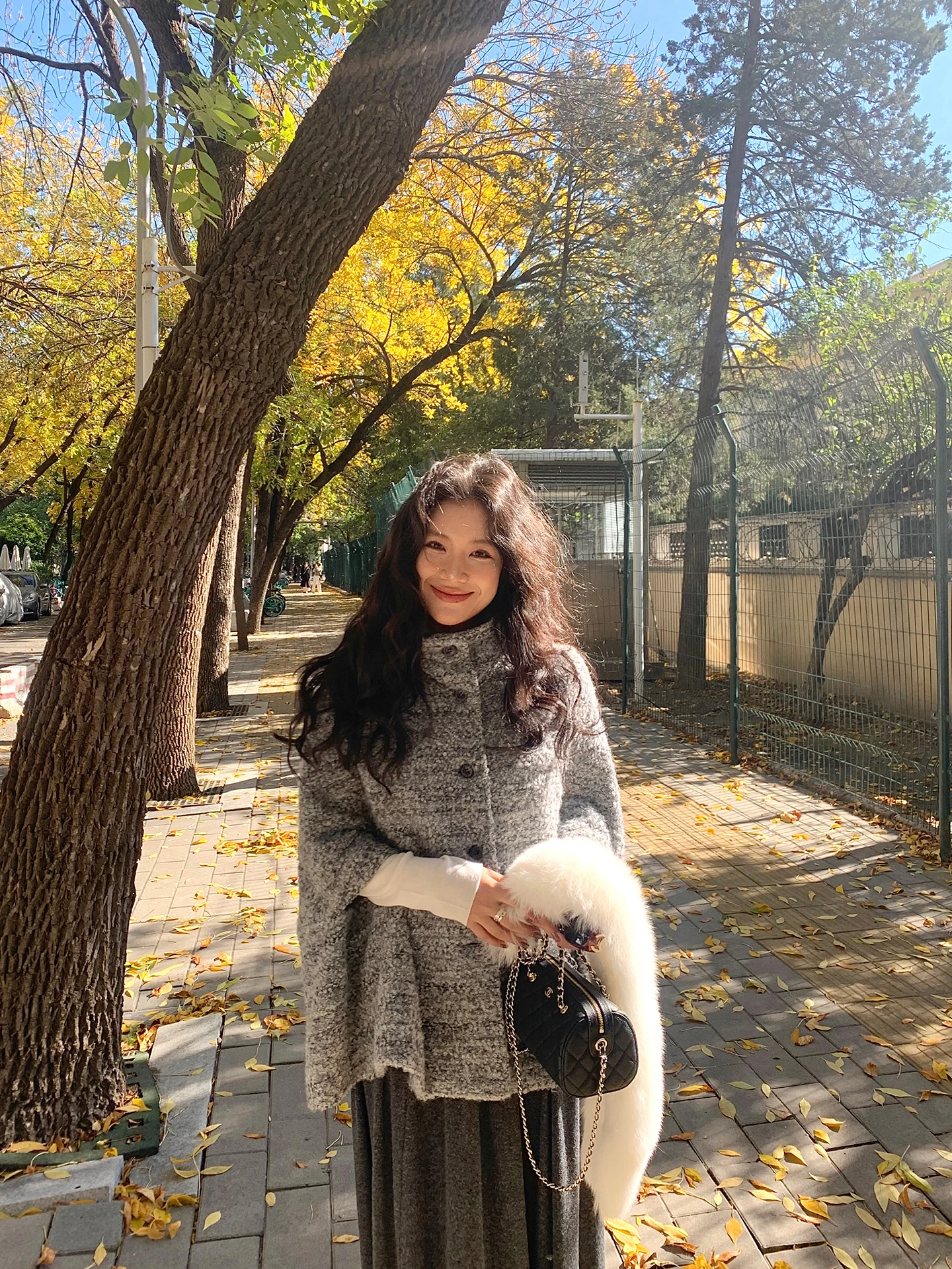 A grey high round-neck cape shawl top that makes women look slimmer and versatile, thickened cardigan and woolen coat