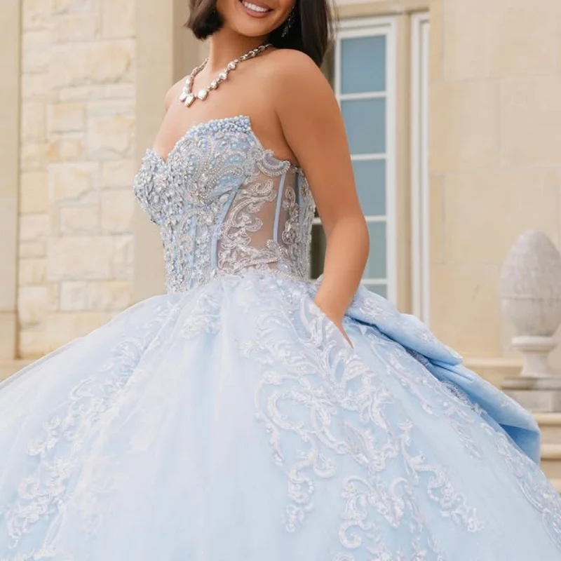 

Светло-голубое платье с открытыми плечами, блестящими кристаллами, кружевными аппликациями, длинным шлейфом и бантом, наряд для 15-летия (Quinceañera), на заказ