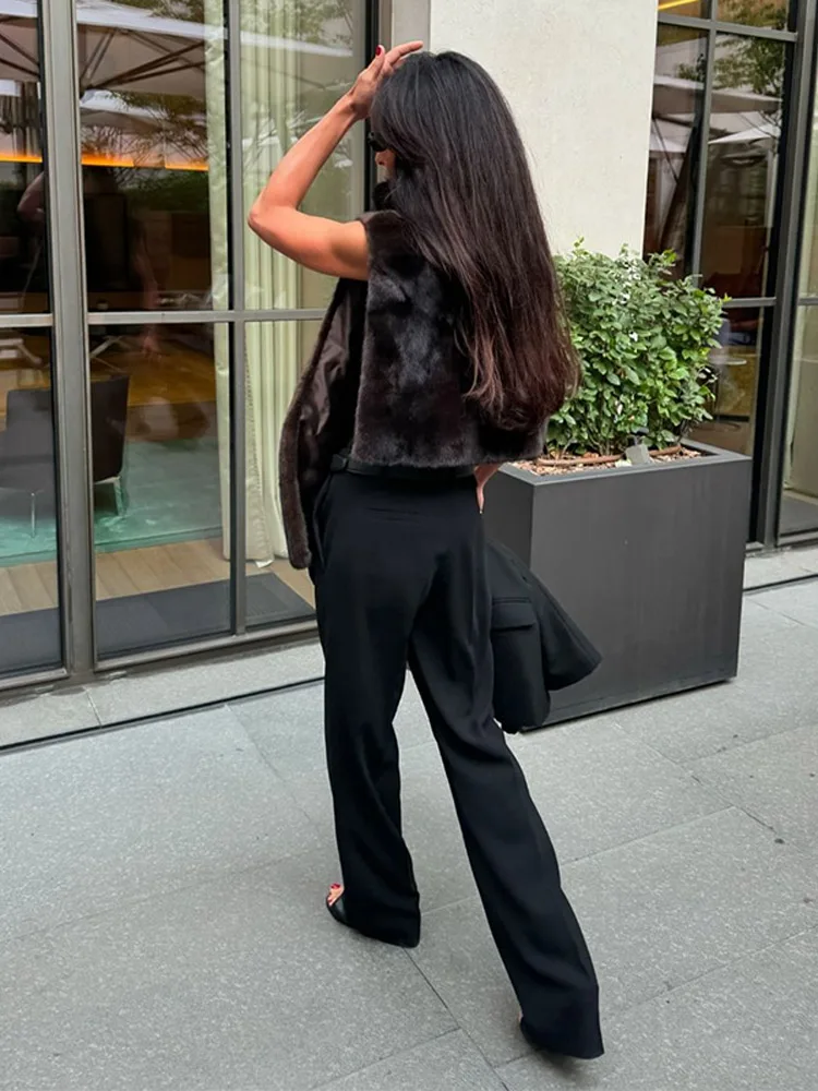 سترة نسائية أنيقة ذات ياقة مدورة من الفرو سترات مريحة منفوشة بدون أكمام متطابقة تمامًا للسيدات لخريف وشتاء 2025 طبقات عصرية للسيدات