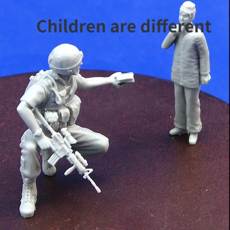 1/35 Scale Resin Figure Model Kit - Modern Military US Soldiers and Children 2 Figures Unassembled Unpainted DIY Toys 918A