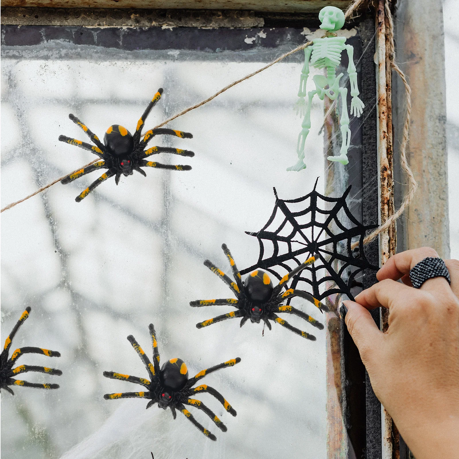 15 szt. Symulowane pająki dekoracje na Halloween straszne sztuczne rekwizyty realistyczne pająki na imprezy kostiumowe karnawały