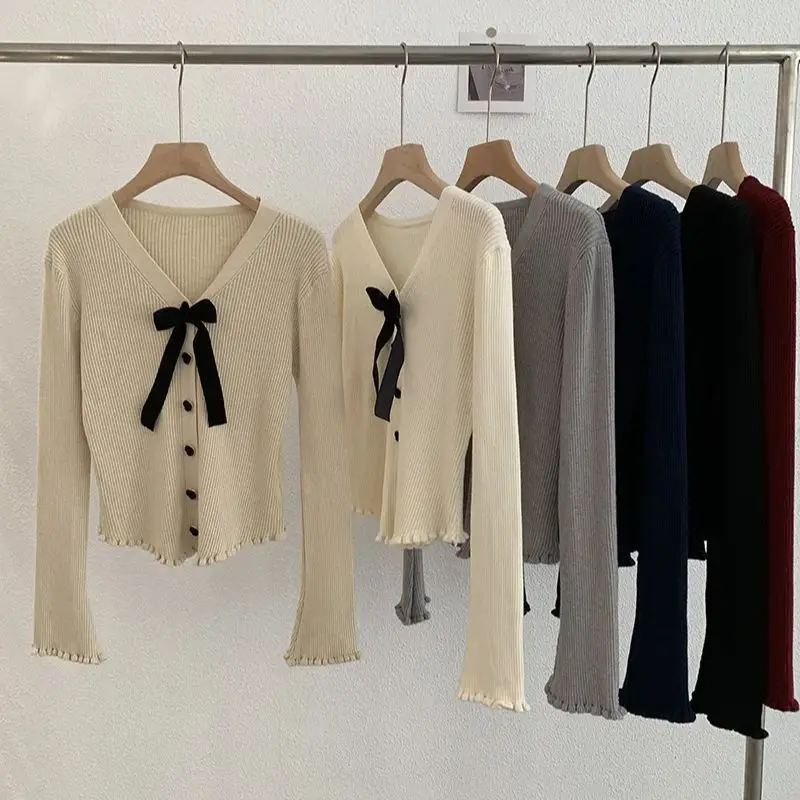 Maglione a maniche lunghe con scollo a V e bottoni d'amore, vestibilità slim, top fungo a maniche a zampa d'elefante
