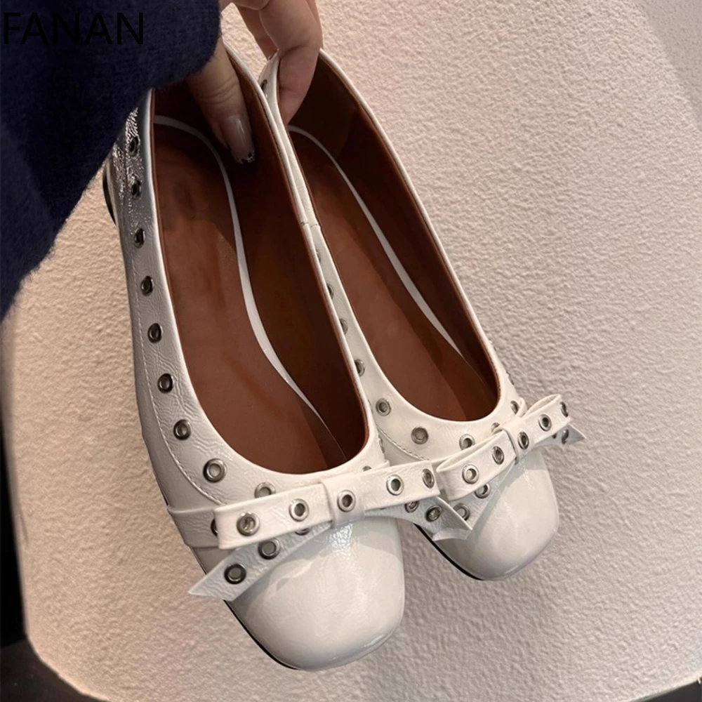 

Fashion European American Mary Jane Flats Shallow Mouth Single Shoes for Women with Retro Rivets Soft Sole Low Heel Shoes