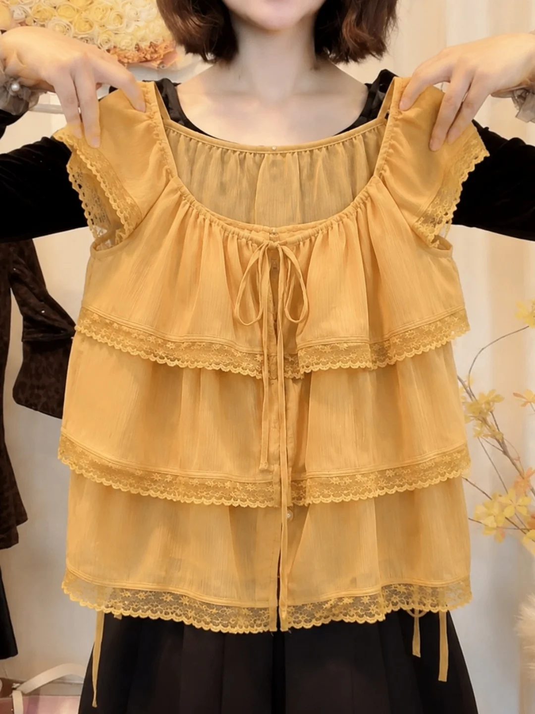 

Sweet Lightweight Summer Lace Trimmed Bell Sleeve Shirt Korean Style Straight Cut Silk Blend Top Fashionable And Elegant