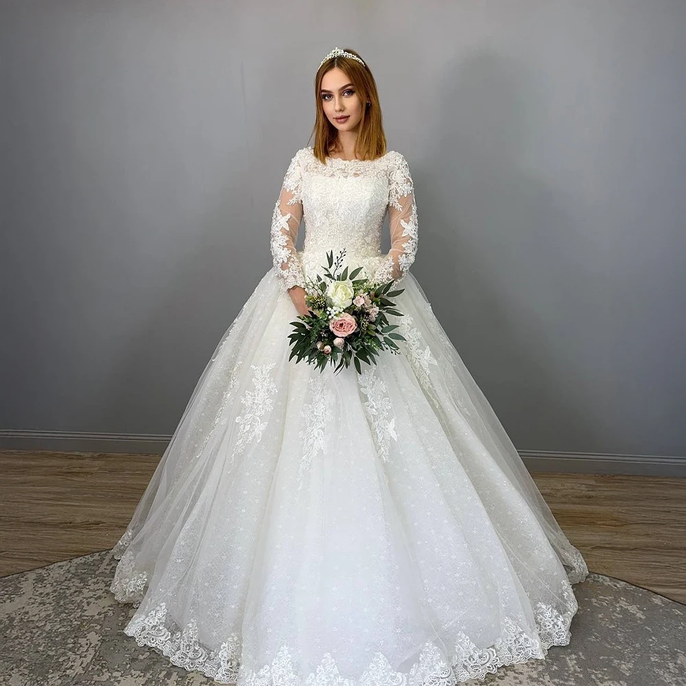 فستان زفاف مخصص من الدانتيل فستان زفاف أنيق من التول مع زينة زهور وثوب زفاف مزين بالدانتيل للعرائس