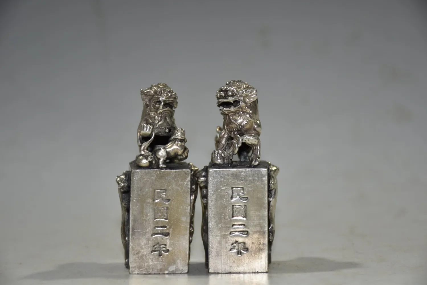 

3"Tibetan Temple Collection Old Bronze Gilded Silver Lion Statue A pair Beijing Gate Lion Seal paper weight Ornaments Town House