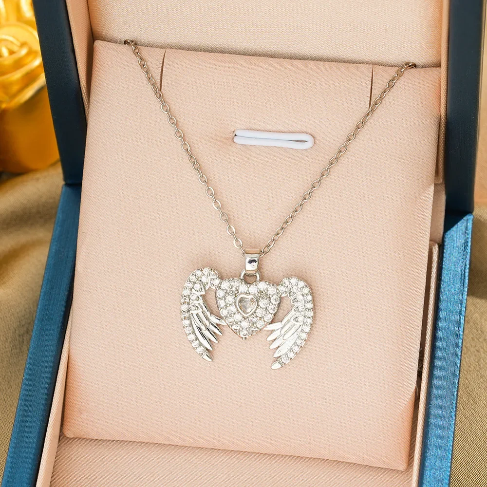Эта изысканное колье из титановой стали с небольшими крыльями ангела и цельнозолотыми бриллиантами — это модный выбор для женщин.