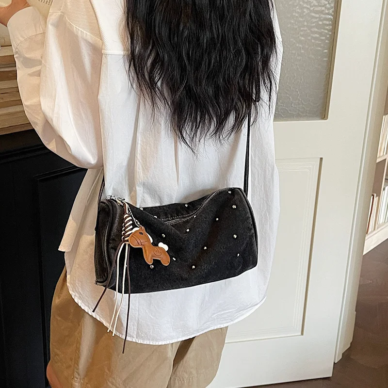 Gewaschene Denim-Umhängetasche mit Nieten und Taschenanhänger, Damen-Schultertasche mit Metallnieten, Lässige Vielseitige Handtasche, Pendler-Geldbörse – Detail 13
