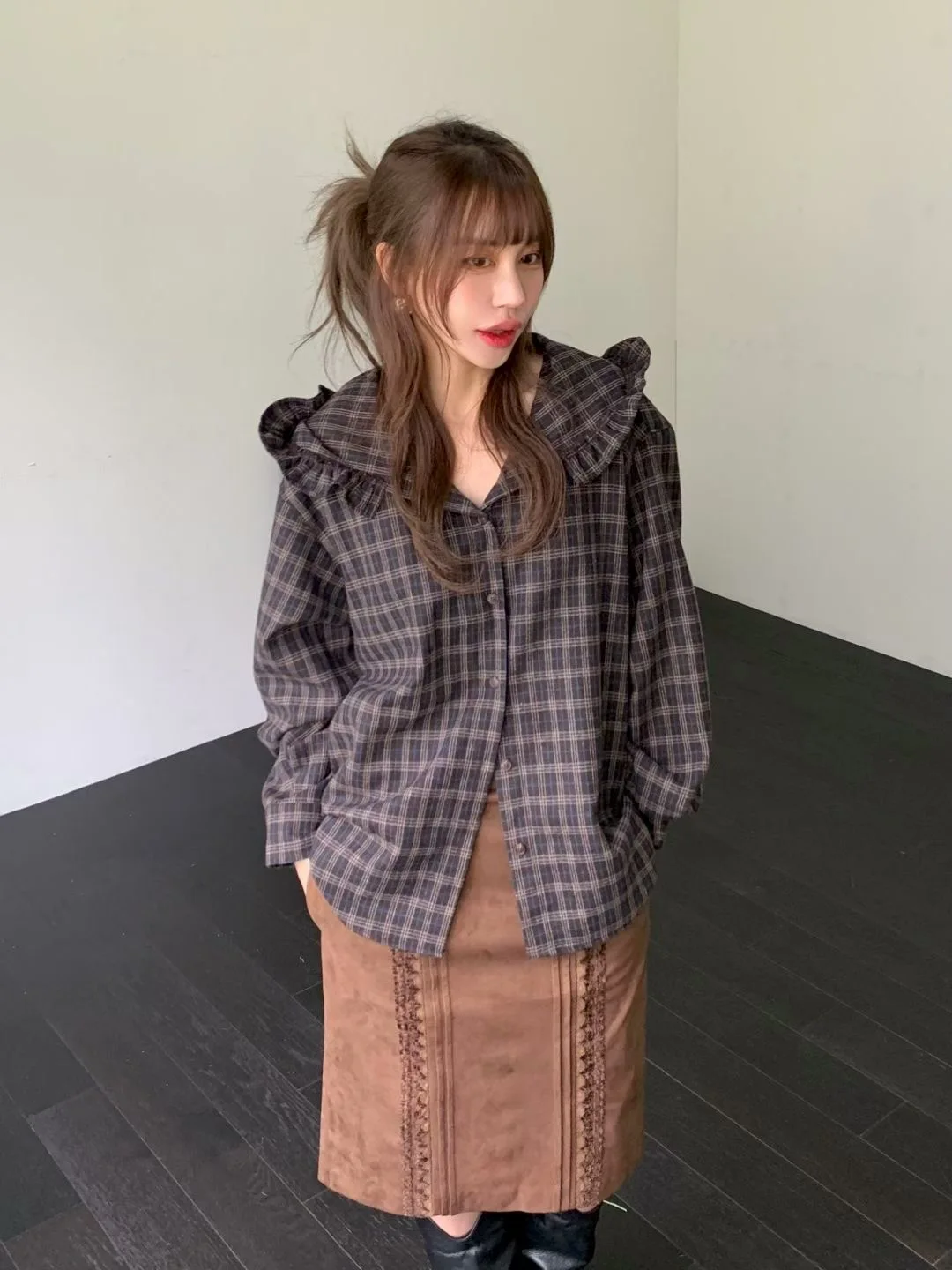 

Стильная клетчатая рубашка с капюшоном и плиссированными деталями для женщин, свободного кроя, в корейском стиле, из хлопка, с длинными рукавами, на пуговицах.