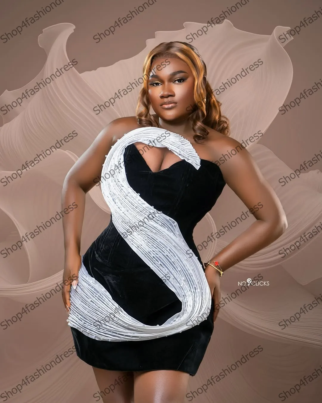 ชุดเดรสค็อกเทลกำมะหยี่สีดำที่ไม่ซ้ำใครพร้อมสายสะพายลูกปัดสีเงินเก๋ระบายระบายตาข่ายชุดงานที่เป็นทางการชุดโอกาสพิเศษ