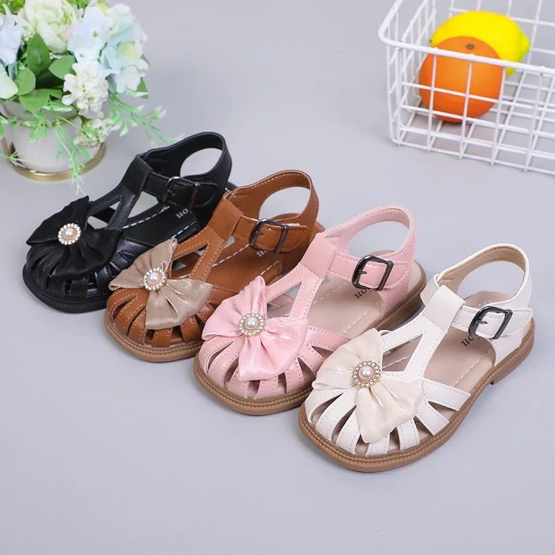 

Детские сандалии для девочек с жемчугом, бантом и вырезами, дышащие, на плоской подошве, с закрытым носком, пляжные, с отверстиями, со стразами, в стиле принцессы