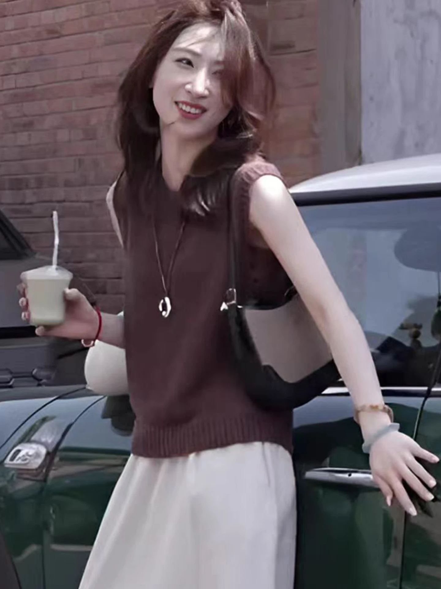 Retro Ele  Color round Ne Vest Faionable Summer Age-Defng Knitted Top Svel Design Sense Commute Sle