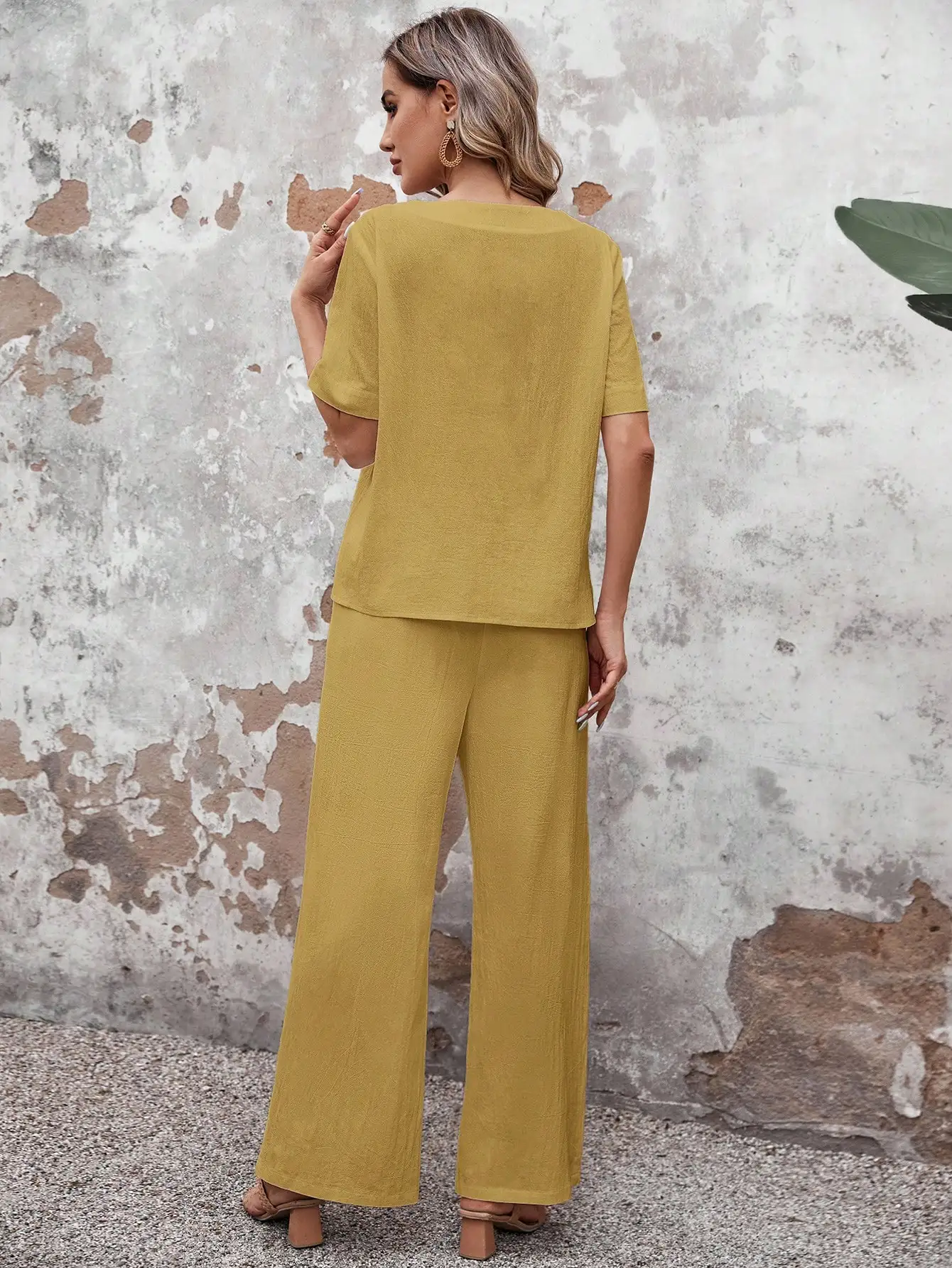 Abito con pantaloni larghi a gamba larga e top a maniche corte in cotone e lino tinta unita