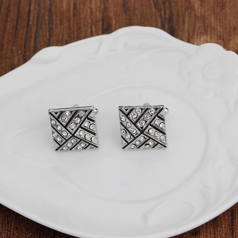2Pcs/Set  Dazzling Crystal Pyramid Design Mens Cufflinks Luxury Business Wedding Grooms Full Rhinestone Paved Square Cuff Button