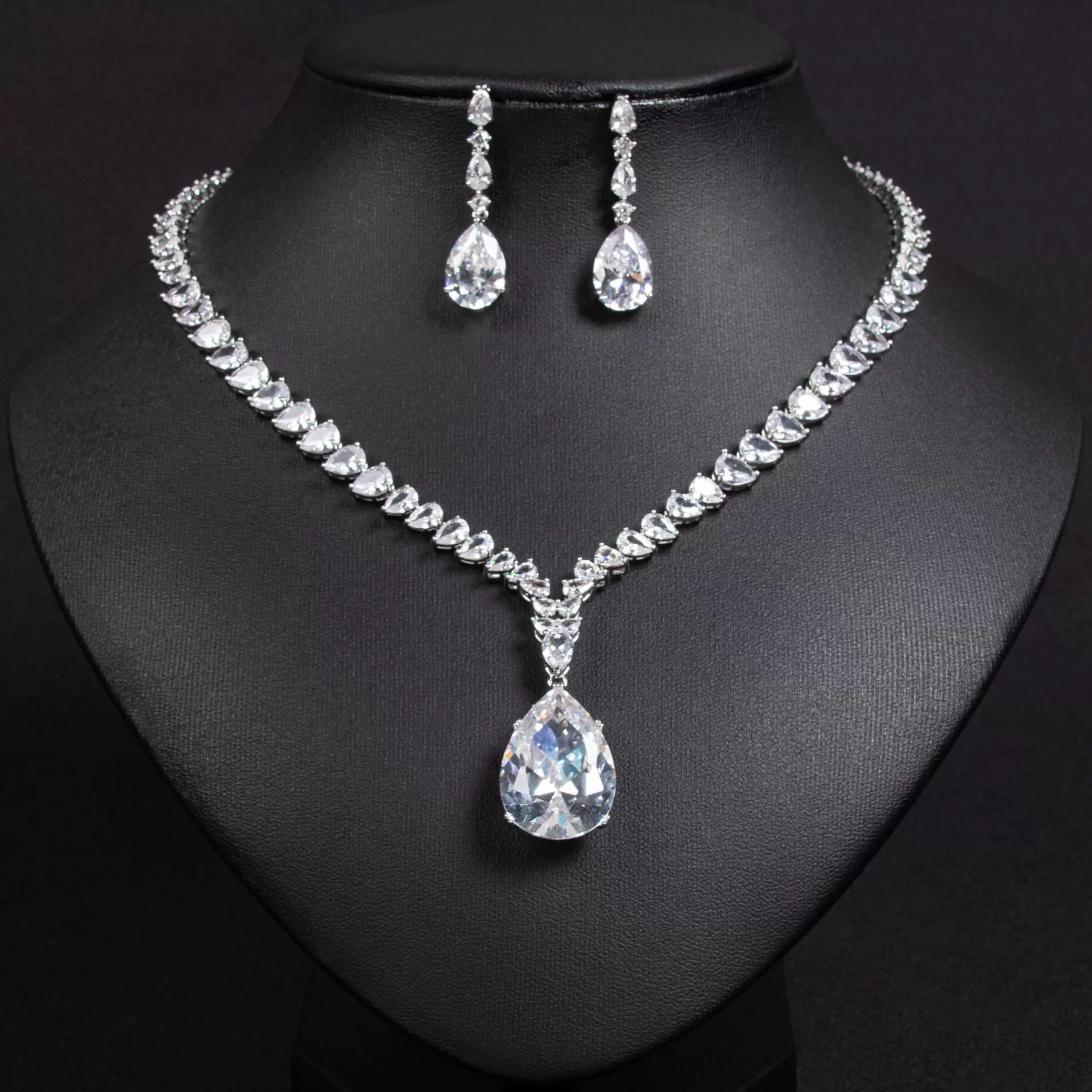 

European Hip Hop Luxury Zircon Jewelry Set Heart Clavicle Chain Tassel Earrings Pendant Fashion Accessories