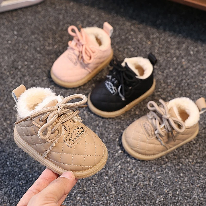 

Зимние детские хлопковые ботинки, новая корейская версия, бархатная обувь на плоской подошве, повседневные детские нескользящие удобные универсальные ботинки для мальчиков и девочек