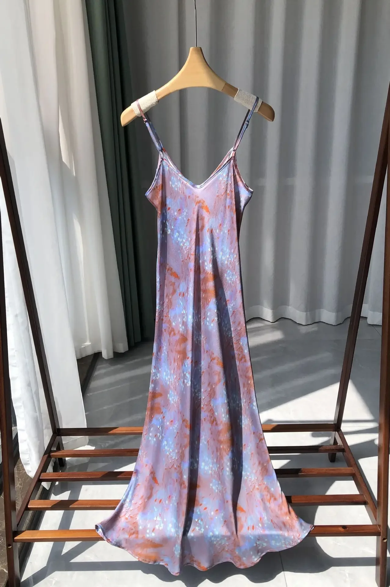 Ciężkie 20mm sukienki z jedwabiu morwowego Niebieski łabędź z nadrukiem Jedwabista sukienka na ramiączkach Czarny motyl Vestido Długa sukienka z jedwabnej satyny z piaskiem