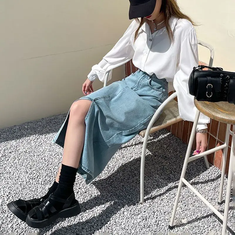 

Slit denim skirt for women in summer2024New high-waisted slimming style for the yearaA-line midi skirt that hugs the hips