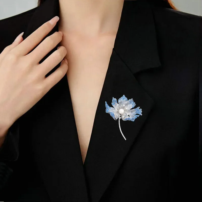 2025Высококачественная элегантная брошь с цветком натурального пресноводного жемчуга, брошь в виде листьев гинкго, аксессуар для костюмного пальто