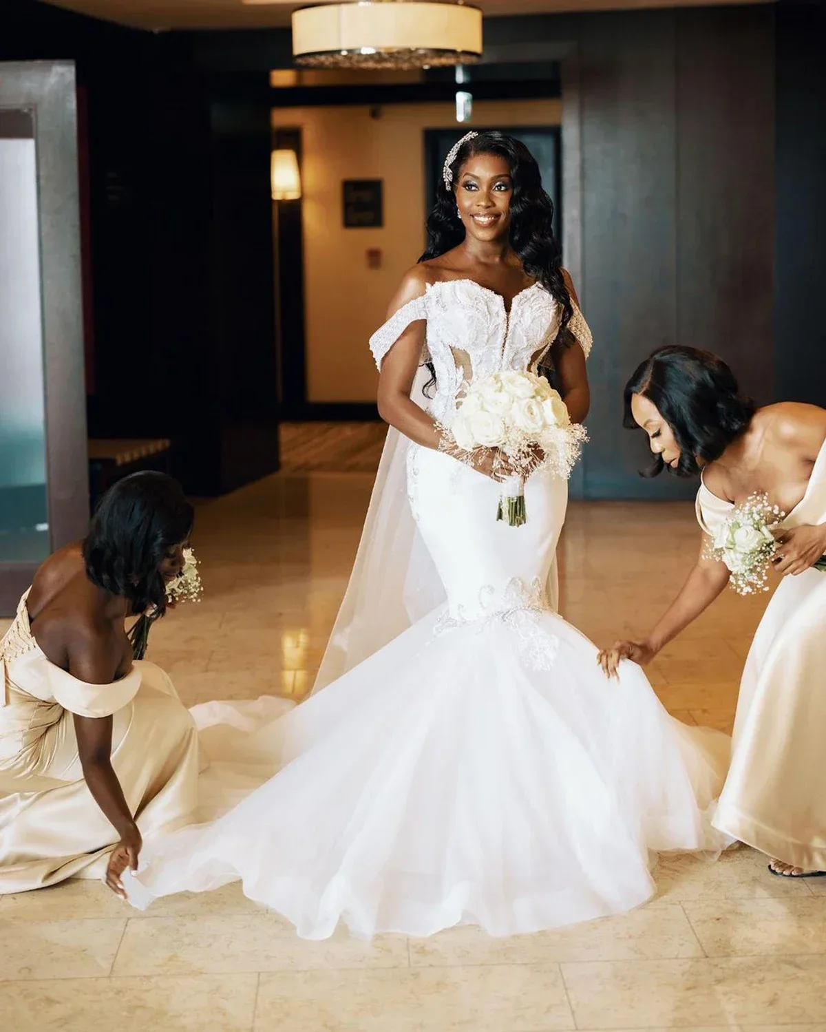 Aangepaste sierlijke kant Arabische Dubai trouwjurken sweep trein uit de schouder split side zeemeermin Afrikaanse bruidsjurken