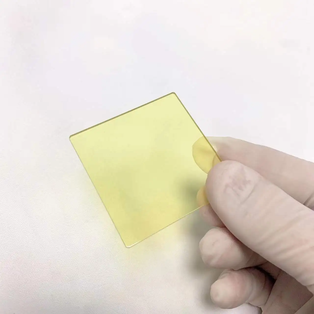 Tamaño cuadrado Color amarillo claro 50x50x2mm 445nm Vidrio óptico de holmio HOB445(HY1)