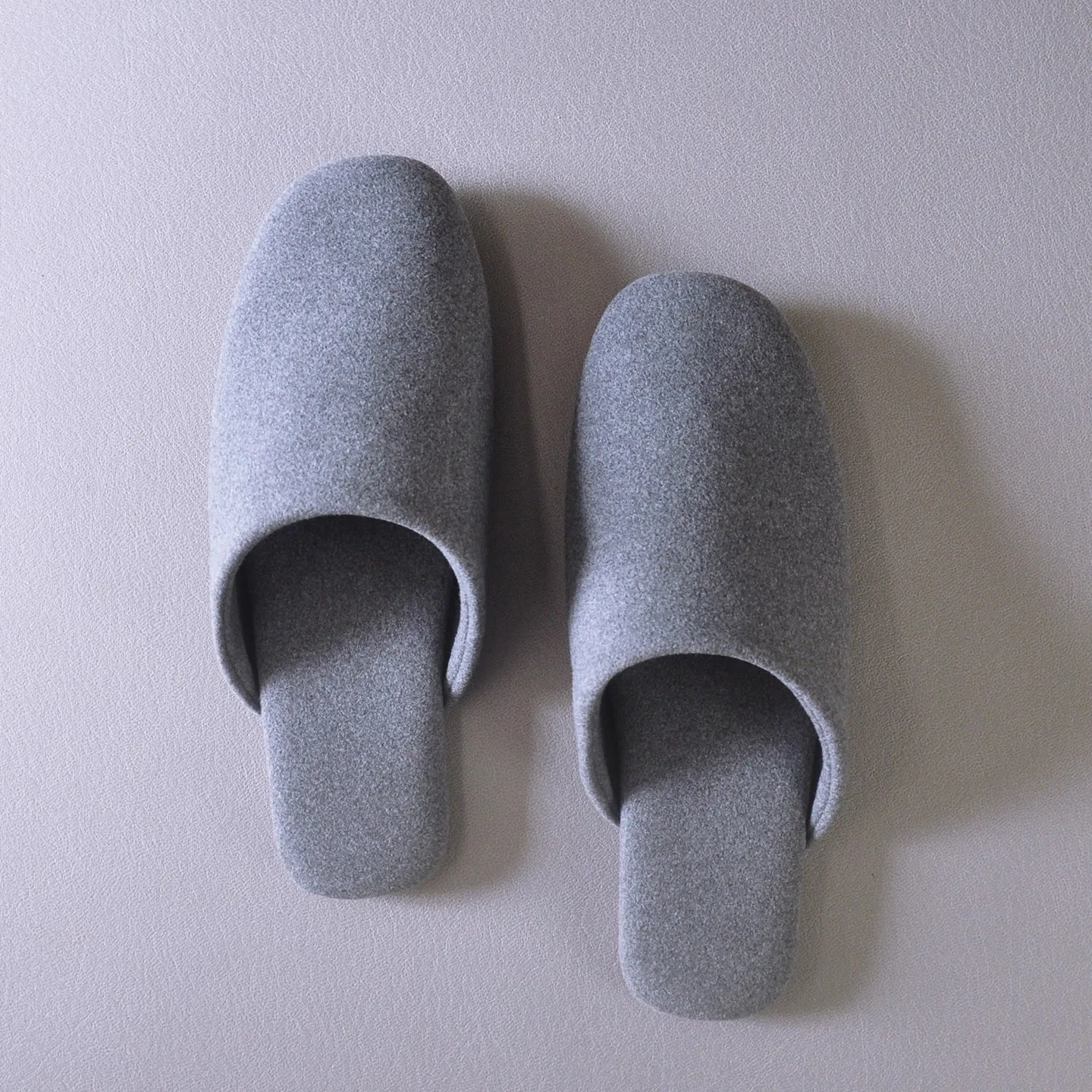 

Luxurious Indoor Slippers for Men and Women Warm Velvet Anti-Slip Couple's Home Slippers with Rubber Sole for Autumn/Winter