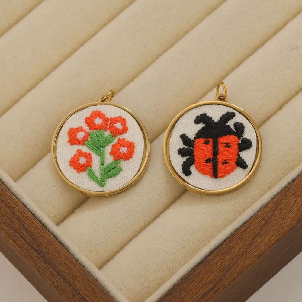 2 Stück Edelstahl-Blumen-Stickerei-Anhänger für Schmuckherstellung, Cartoon-Pflanzen-Tier-Anhänger, DIY-Halsketten- und Ohrring-Zubehör – Detail 5