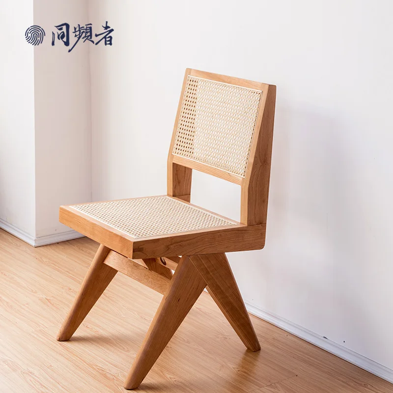 Wuli Kursi Rotan Kayu Solid Nordic Sederhana dengan Sandaran Tangan Kursi Makan Rumah Mebel Gaya Abad Pertengahan Chandigarh