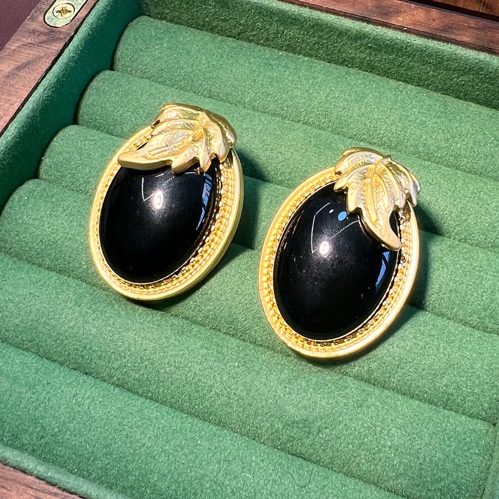 Medieval vintage obsidian oval stud earrings, copper-plated real gold niche exquisite autumn and winter black gold premium earri